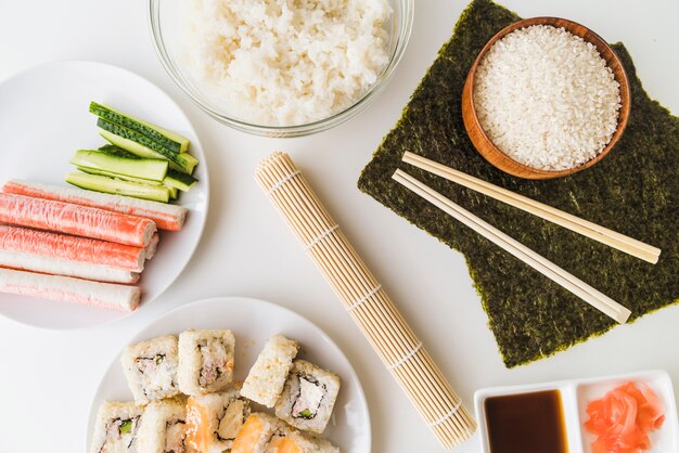 Tapis de sushi entouré d'ingrédients