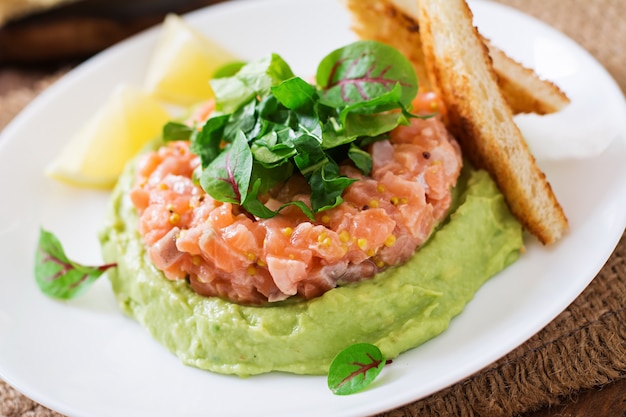 Photo gratuite tartare de saumon à la mousse d'avocat.