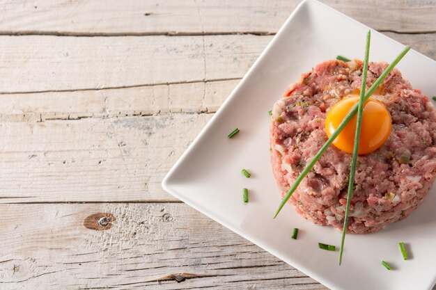 Tartare de steak de boeuf sur table en bois