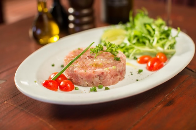 Tartare de thon aux légumes au restaurant