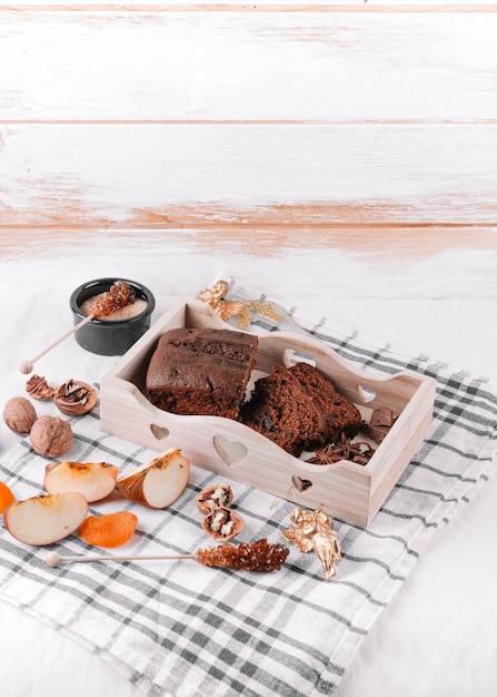 Tarte au chocolat sur une serviette légère