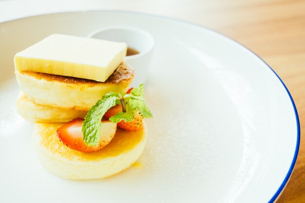 Tarte au dessert doux au beurre et à la fraise