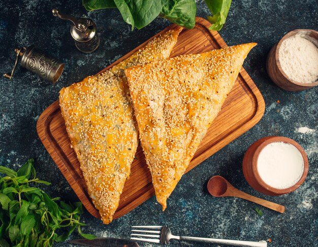 tarte au four bourekas triangulaire aux graines de sésame