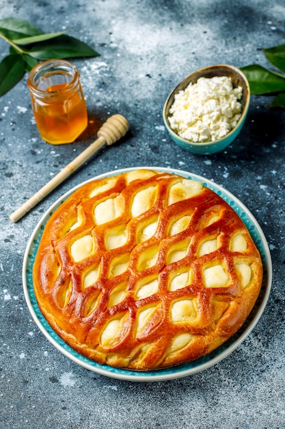 Photo gratuite tarte au fromage cottage délicieuse faite maison avec du fromage cottage frais et du miel