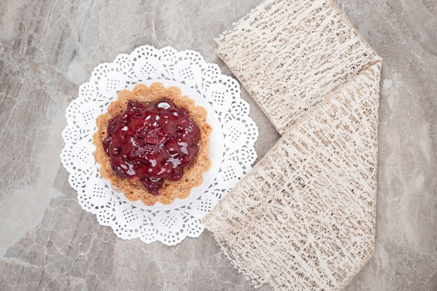 Tarte au gâteau avec de la toile de jute sur une surface en marbre. Photo de haute qualité