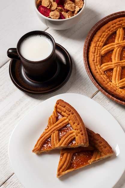 Photo gratuite tarte au musli et au lait