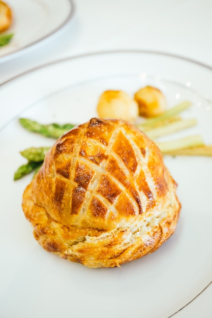 Photo gratuite tarte au poulet et aux légumes