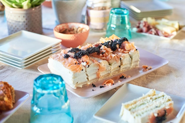 Tarte au saumon fumé avec du pain tranché, des recettes d'aliments frais et sains, servies sur table pour une fête de famille