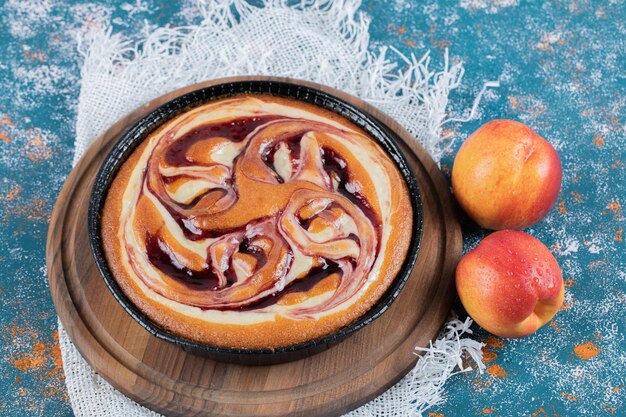 Tarte au sirop de fraise avec des pêches autour.