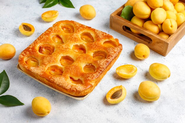 Tarte aux abricots d'été aux abricots frais