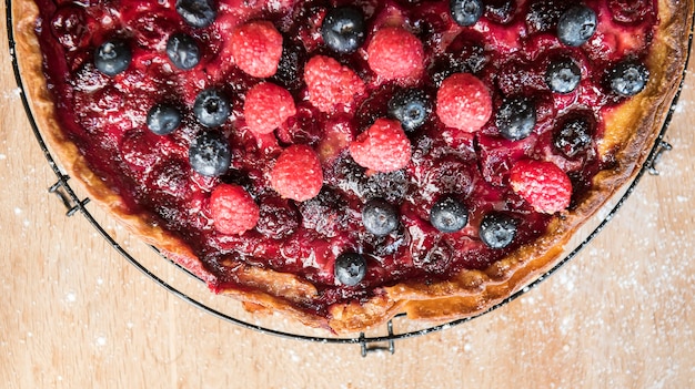 Tarte aux baies maison sur une table en bois