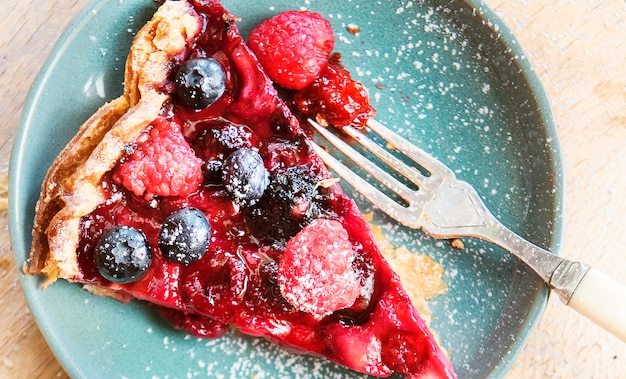 Tarte aux baies maison sur une table en bois