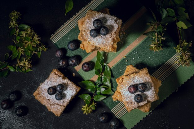 Photo gratuite tarte aux bleuets avec des fleurs