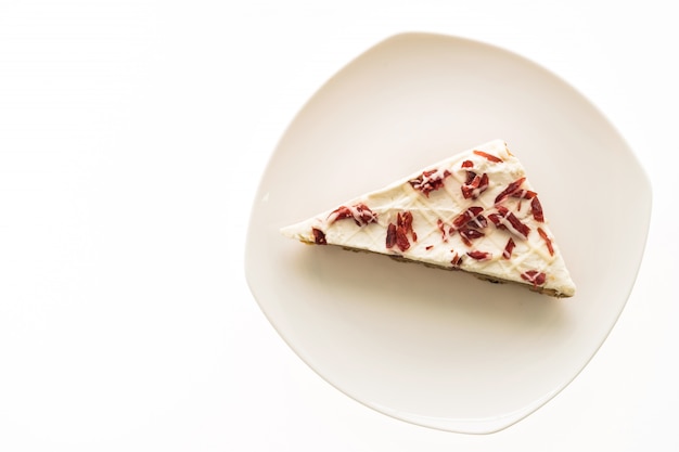 Tarte aux canneberges ou un gâteau dans une assiette blanche