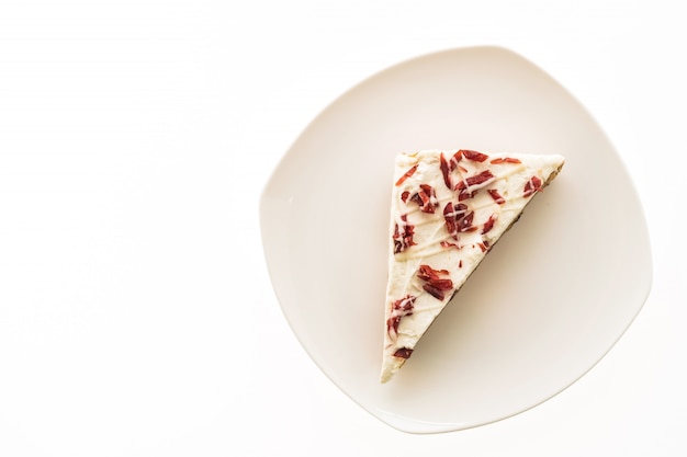 Tarte aux canneberges ou un gâteau en plaque blanche