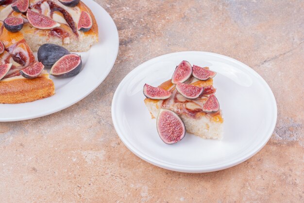 Une tarte aux figues dans une assiette blanche sur le marbre