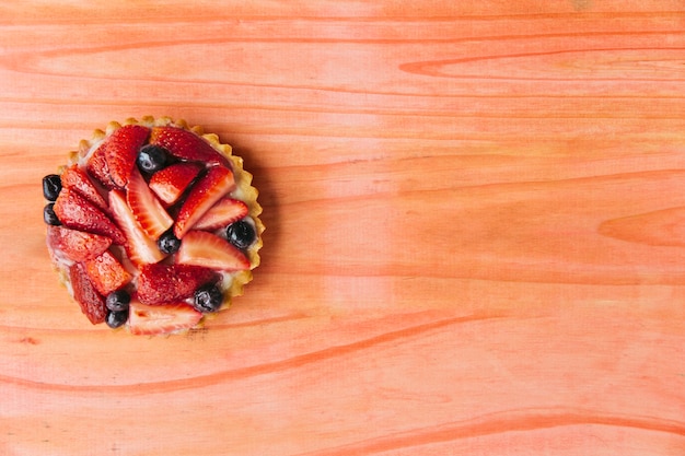 Tarte aux fraises sur un bureau en bois