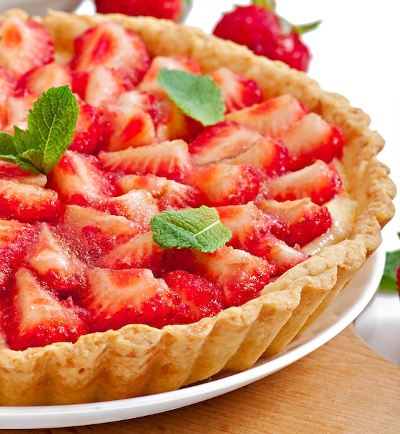 Photo gratuite tarte aux fraises et crème anglaise