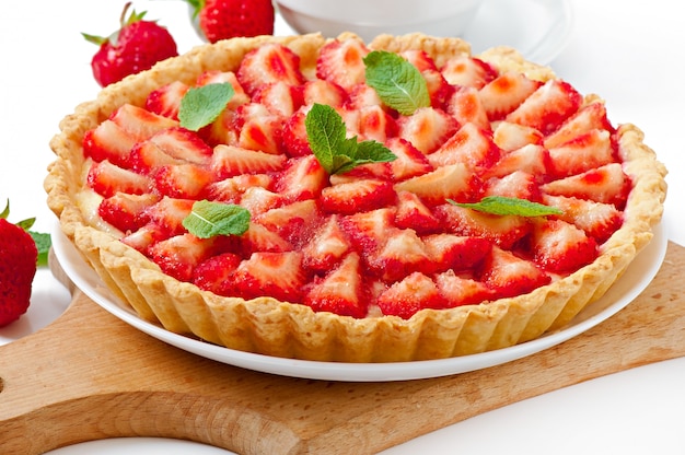 Photo gratuite tarte aux fraises et crème anglaise