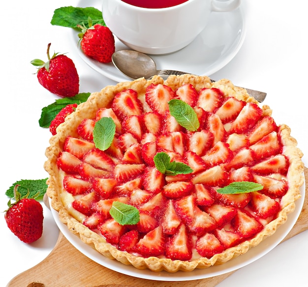 Photo gratuite tarte aux fraises et crème anglaise