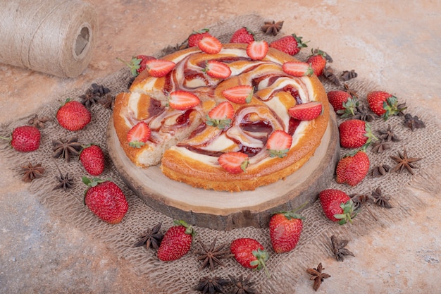 Tarte aux fraises à la saveur d'anis sur un morceau de toile de jute