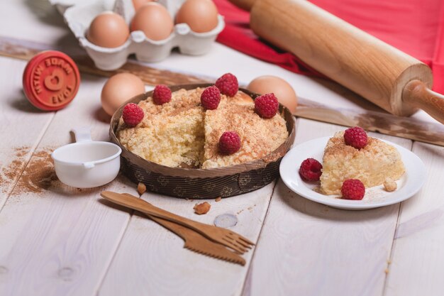 Tarte aux framboises sur planche de bois