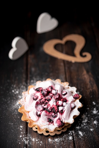 Tarte aux fruits avec coeurs et sucre en poudre