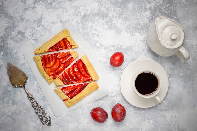 Tarte aux galettes de prunes fraîches avec des prunes crues