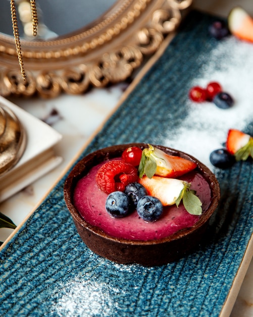 Tarte aux petits fruits garnie de canneberge, fraise et framboise