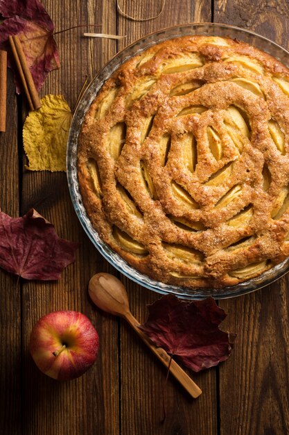 Tarte aux pommes sur bol en acier inoxydable