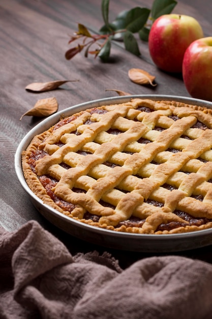 Photo gratuite tarte aux pommes délicieuse à angle élevé
