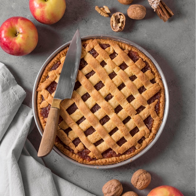 Photo gratuite tarte aux pommes délicieuse à plat