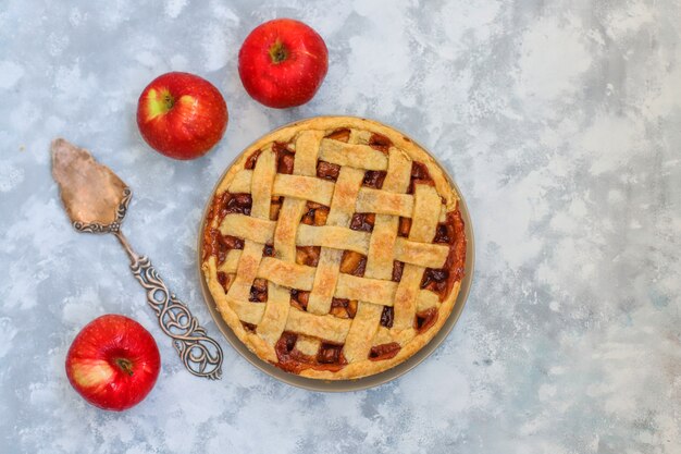 Tarte aux pommes maison sur fond de béton gris, vue de dessus