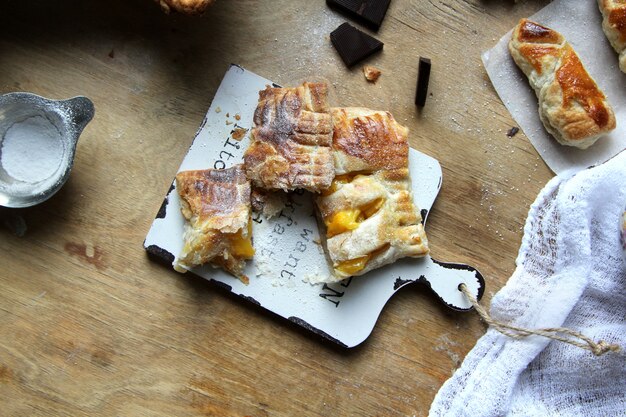 tarte aux pommes sur une planche à découper en bois