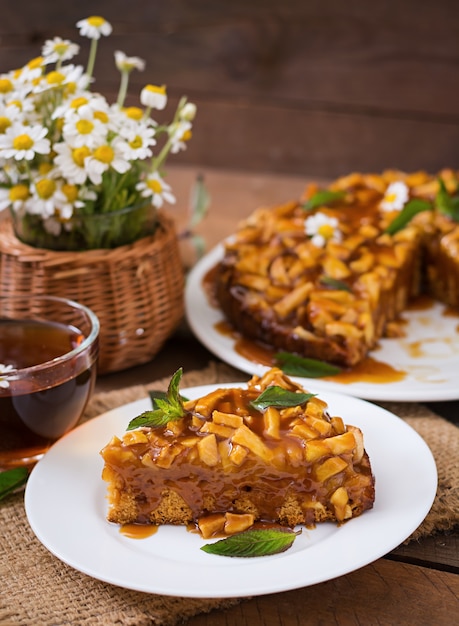 Photo gratuite tarte aux pommes avec sauce au caramel