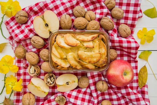 Photo gratuite tarte aux pommes en verrerie sur table décorée