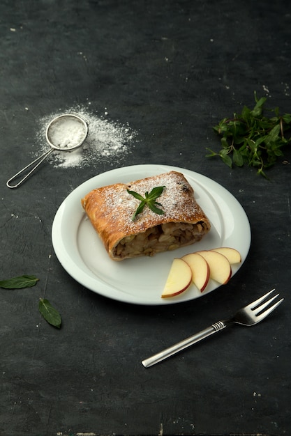 Tarte aux pommes sur la vue de dessus de table