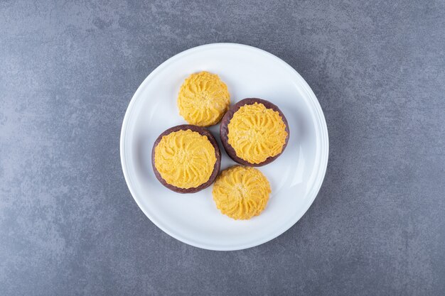 Tarte choco et croustillante sur assiette, sur le marbre.