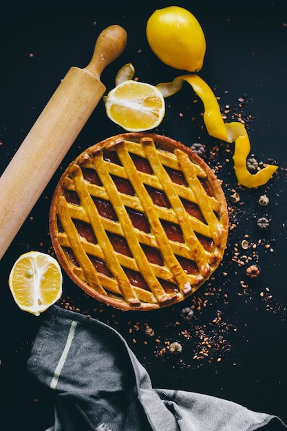 Tarte Close-up et agrumes près de rouleau à pâtisserie