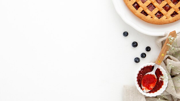 Tarte et confiture dans l'espace de copie de bol