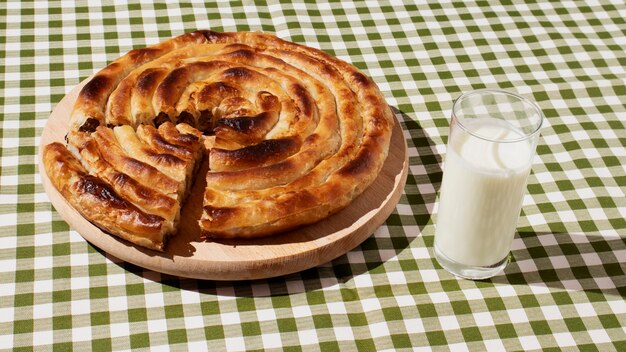 Une tarte délicieuse sur une planche de bois.
