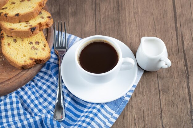 Tarte délicieuse et sucrée servie avec une tasse de café ou de chocolat chaud.