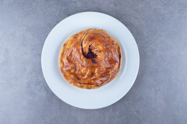 Tarte maison sur une assiette, sur le marbre.