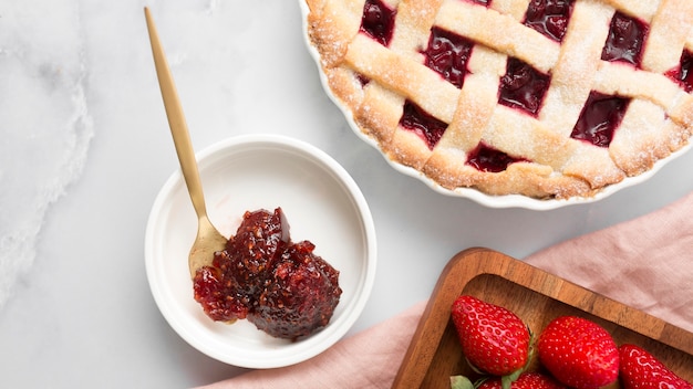 Photo gratuite tarte plate et confiture de fraises maison