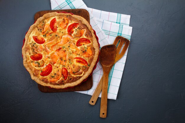 Tarte savoureuse sur le plat Copiez l'espace.