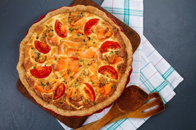 Tarte savoureuse sur le plat