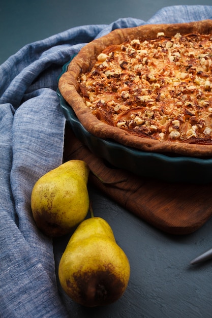 Tarte savoureuse sur le plat.