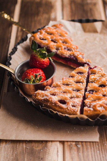 Tarte savoureuse saupoudrée de sucre en poudre