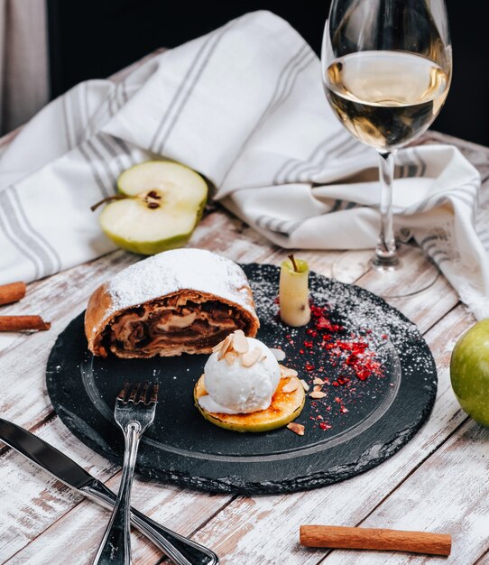 Tarte sucrée avec de la crème glacée sur la table