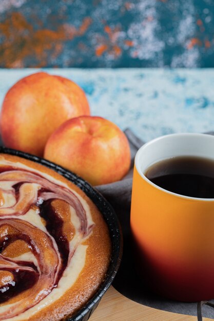 Photo gratuite une tarte sucrée à la vanille avec une tasse de café ou de chocolat chaud